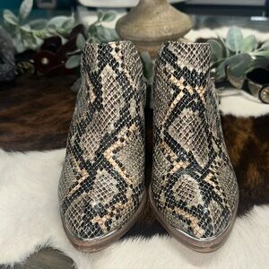Report Snakeskin Pattern Ankle Booties